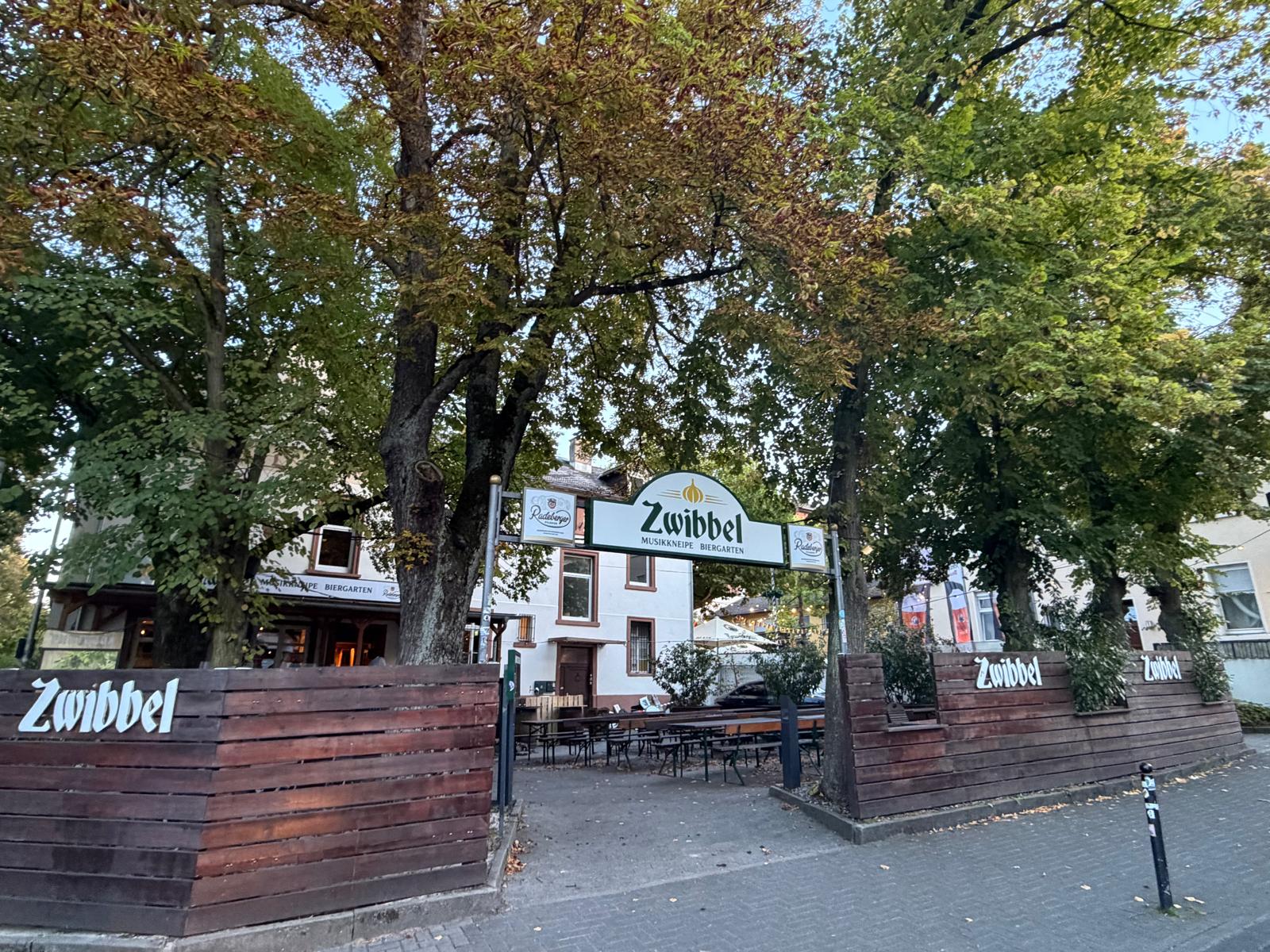 Abend in der Zwibbel mit Gästen im Gastraum